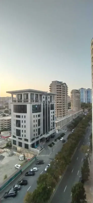 Satılır 4 otaqlı mənzil 220 m²