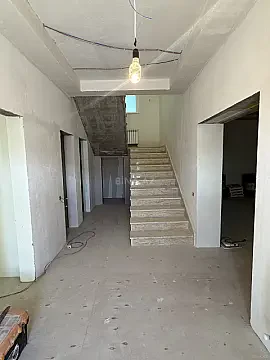 Satılır 6 otaqlı həyət evi 265 m²