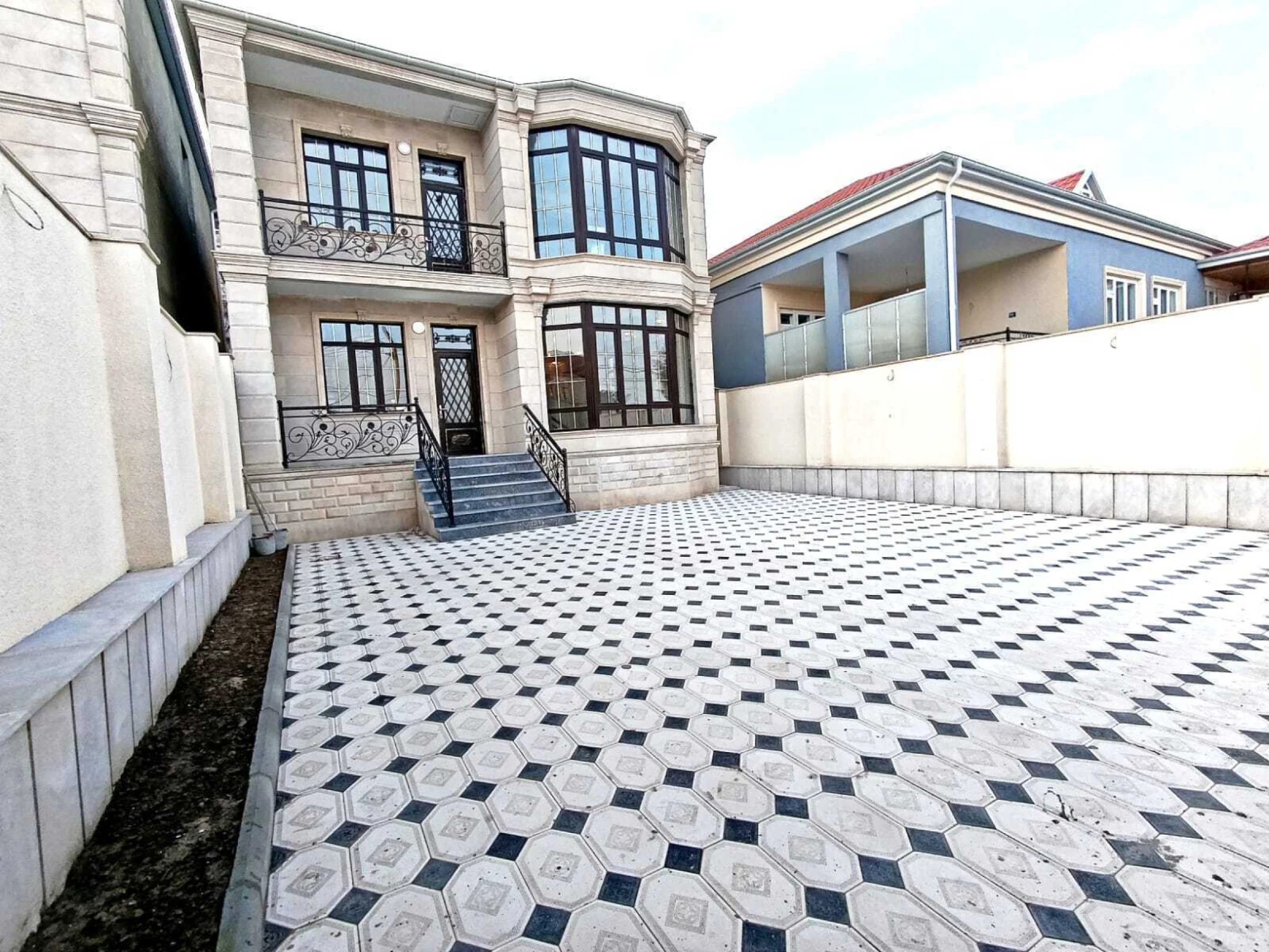 Satılır 6 otaqlı həyət evi 230 m²