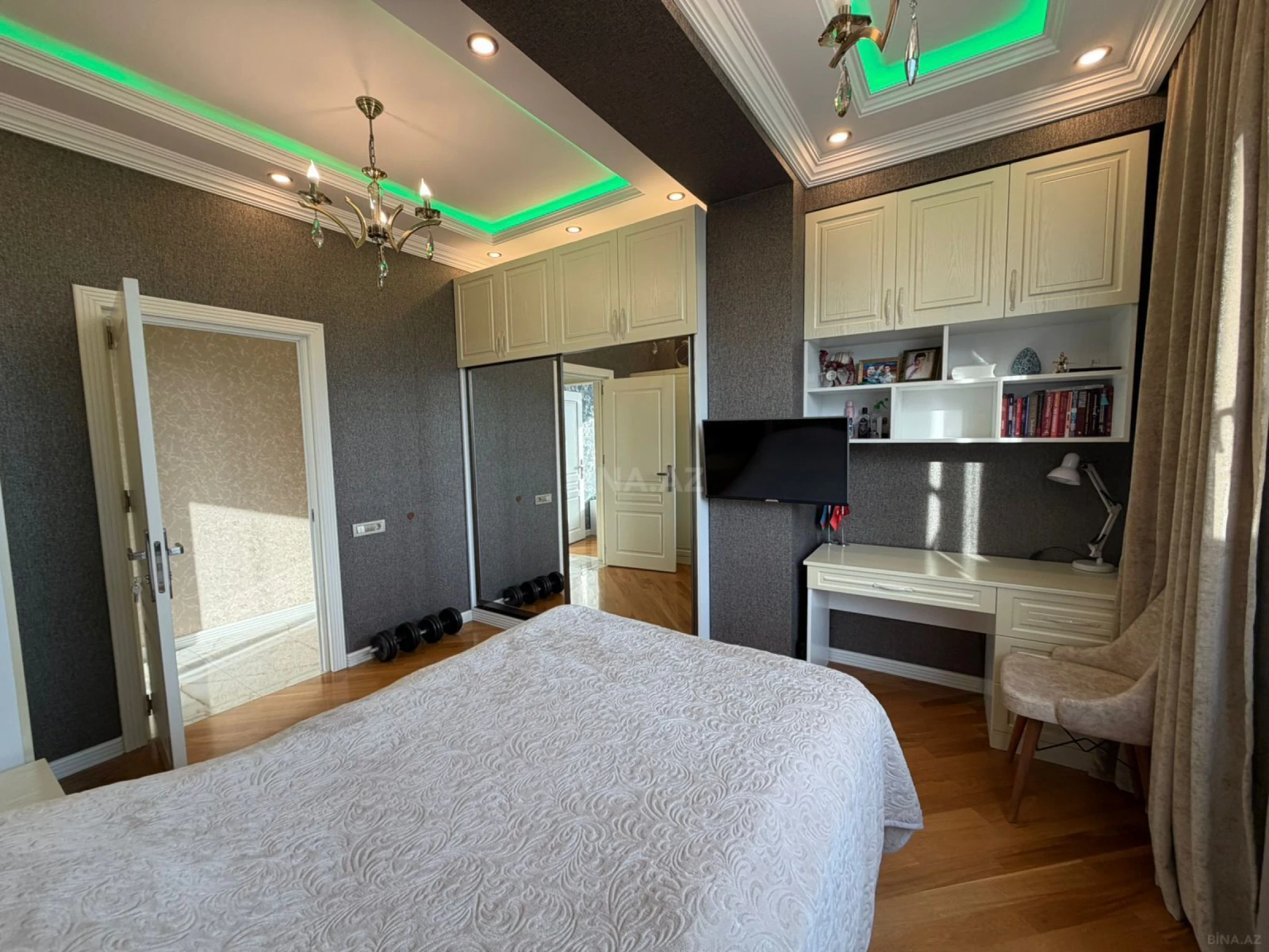 Satılır 4 otaqlı mənzil 140 m²