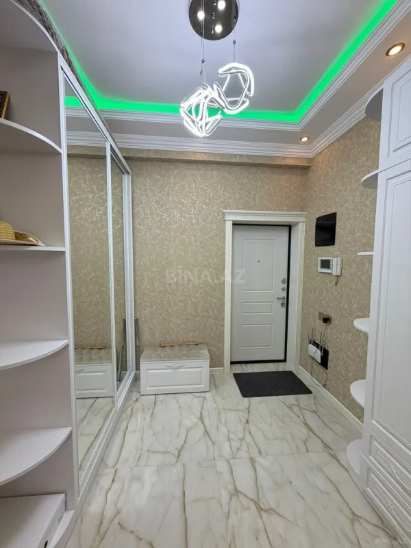 Satılır 4 otaqlı mənzil 140 m²