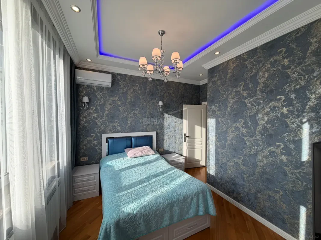Satılır 4 otaqlı mənzil 140 m²