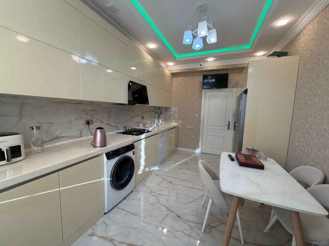Satılır 4 otaqlı mənzil 140 m²