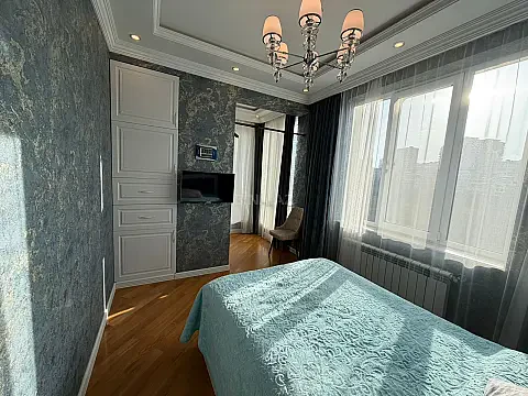 Satılır 4 otaqlı mənzil 140 m²