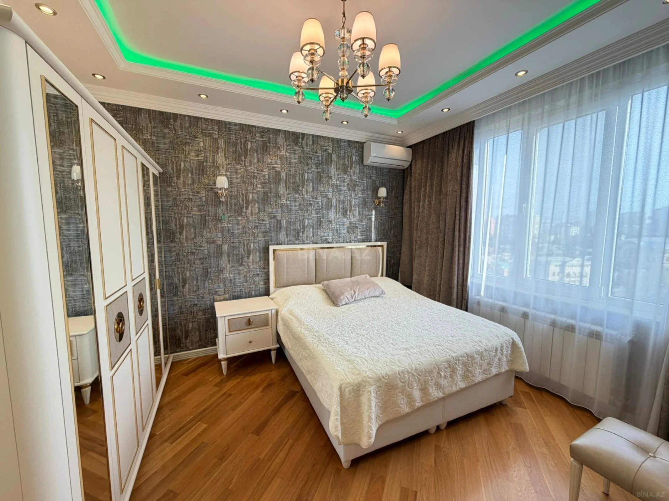 Satılır 4 otaqlı mənzil 140 m²