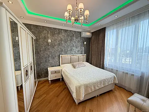 Satılır 4 otaqlı mənzil 140 m²