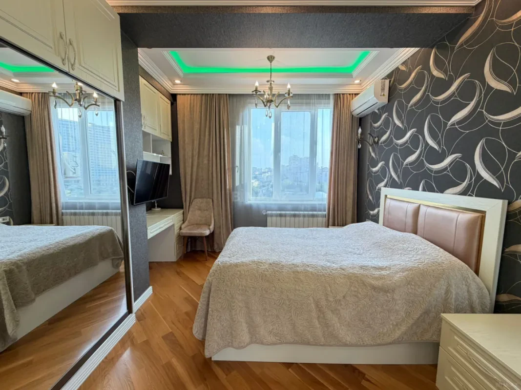 Satılır 4 otaqlı mənzil 140 m²