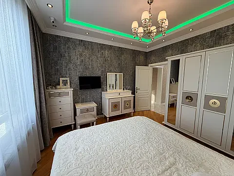Satılır 4 otaqlı mənzil 140 m²