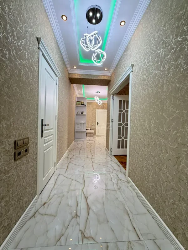 Satılır 4 otaqlı mənzil 140 m²