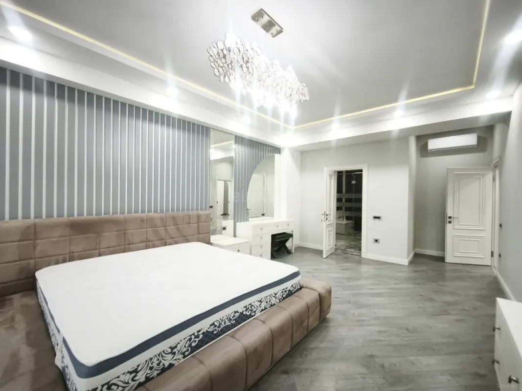 Satılır 4 otaqlı mənzil 273 m²