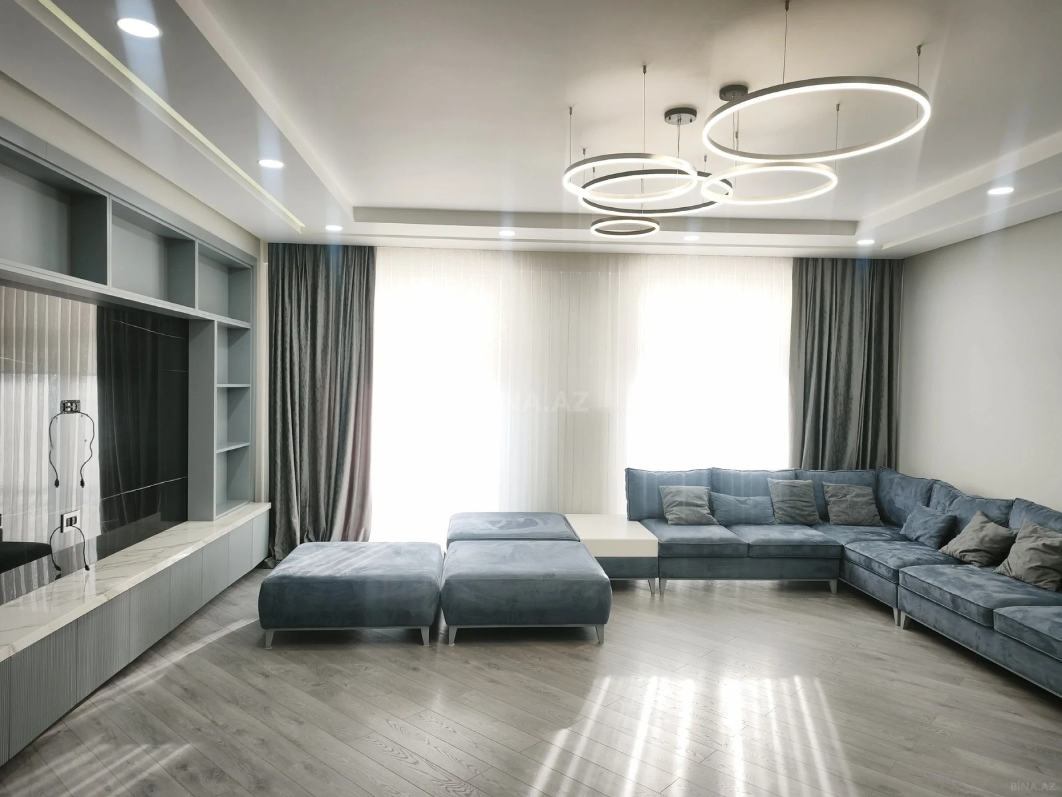 Satılır 4 otaqlı mənzil 273 m²