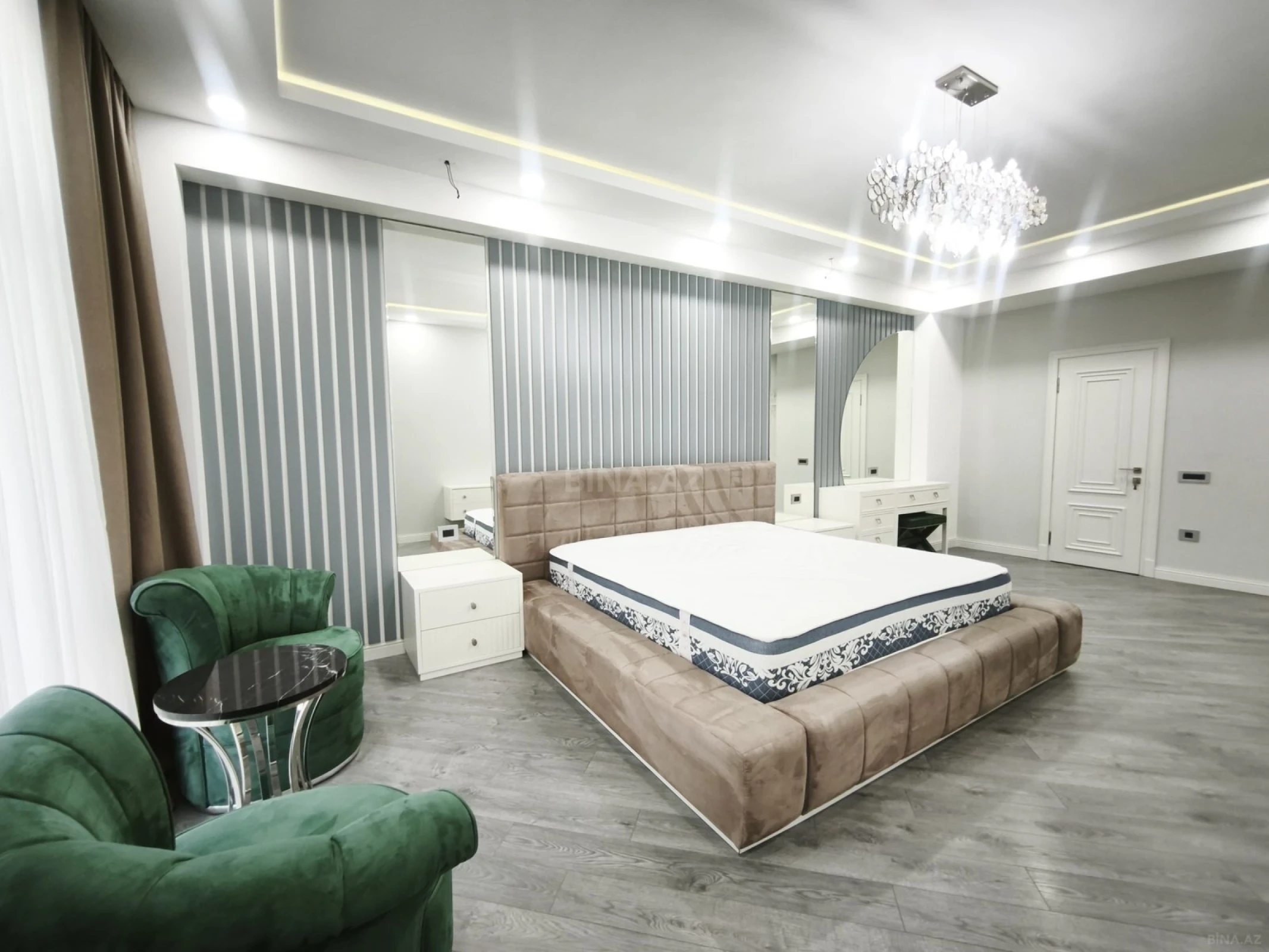 Satılır 4 otaqlı mənzil 273 m²