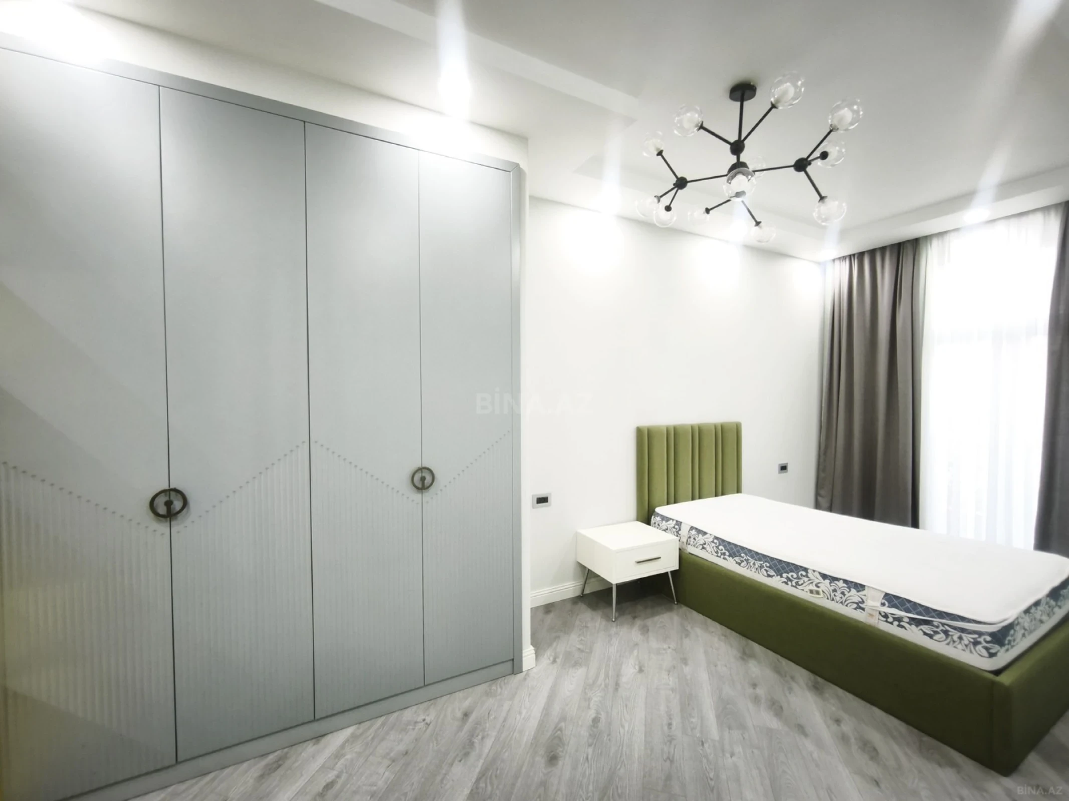 Satılır 4 otaqlı mənzil 273 m²
