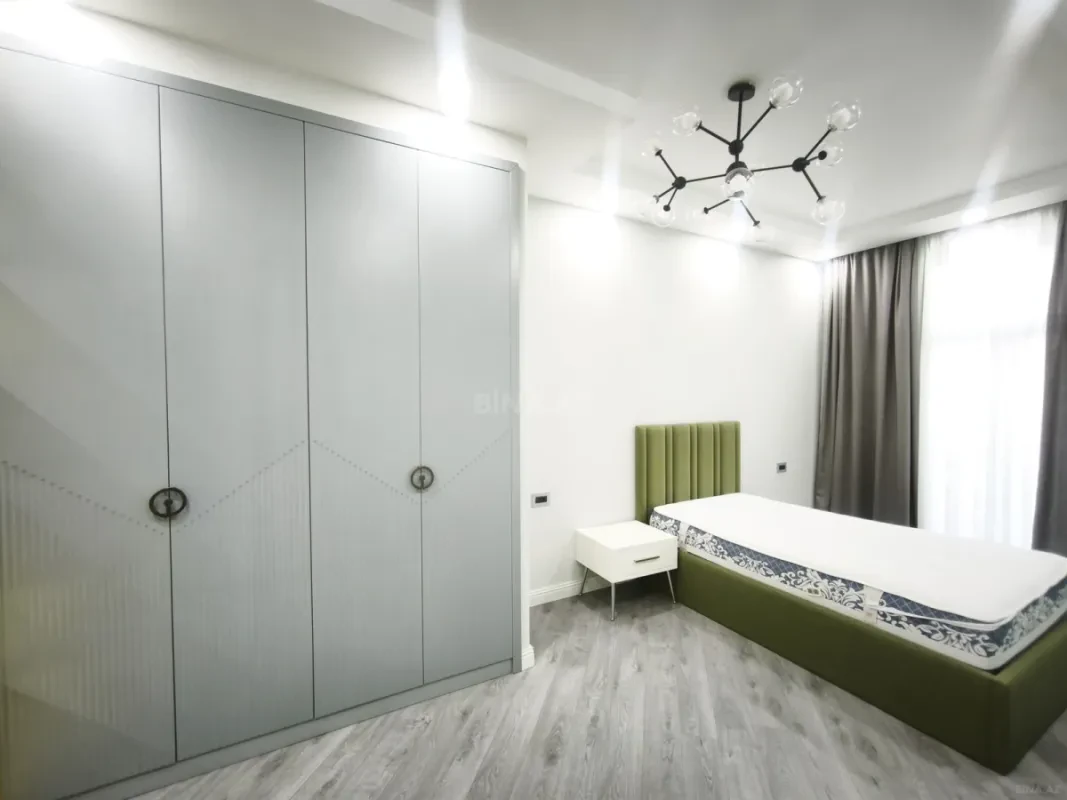 Satılır 4 otaqlı mənzil 273 m²