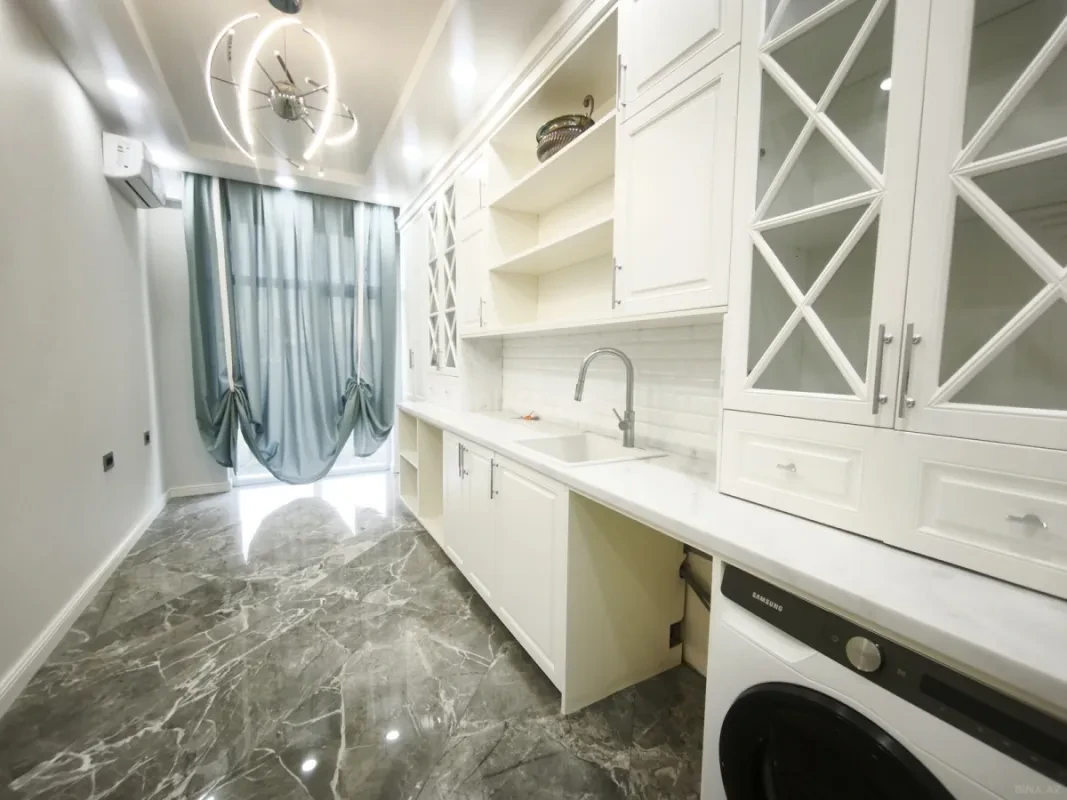 Satılır 4 otaqlı mənzil 273 m²