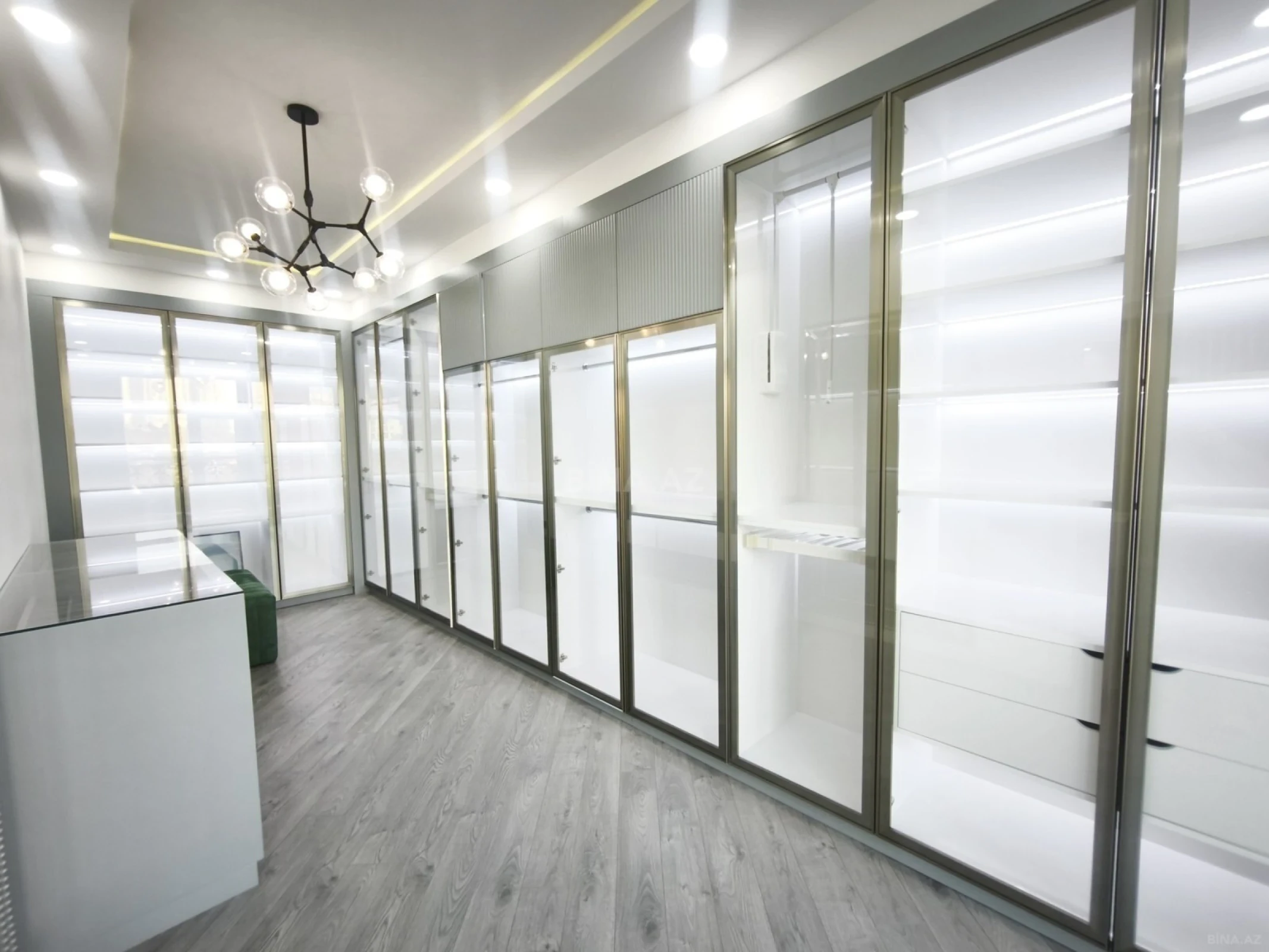 Satılır 4 otaqlı mənzil 273 m²