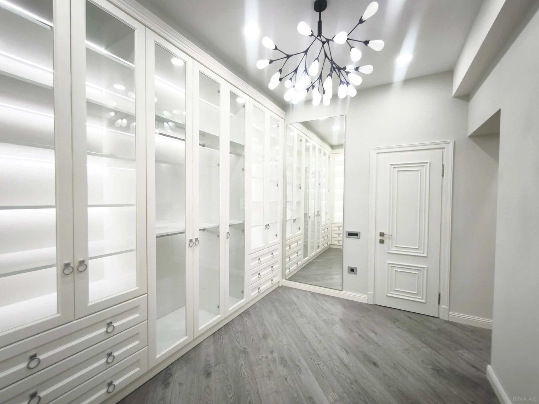 Satılır 4 otaqlı mənzil 273 m²