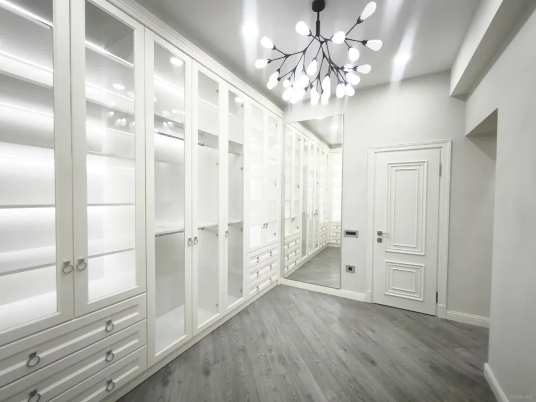 Satılır 4 otaqlı mənzil 273 m²