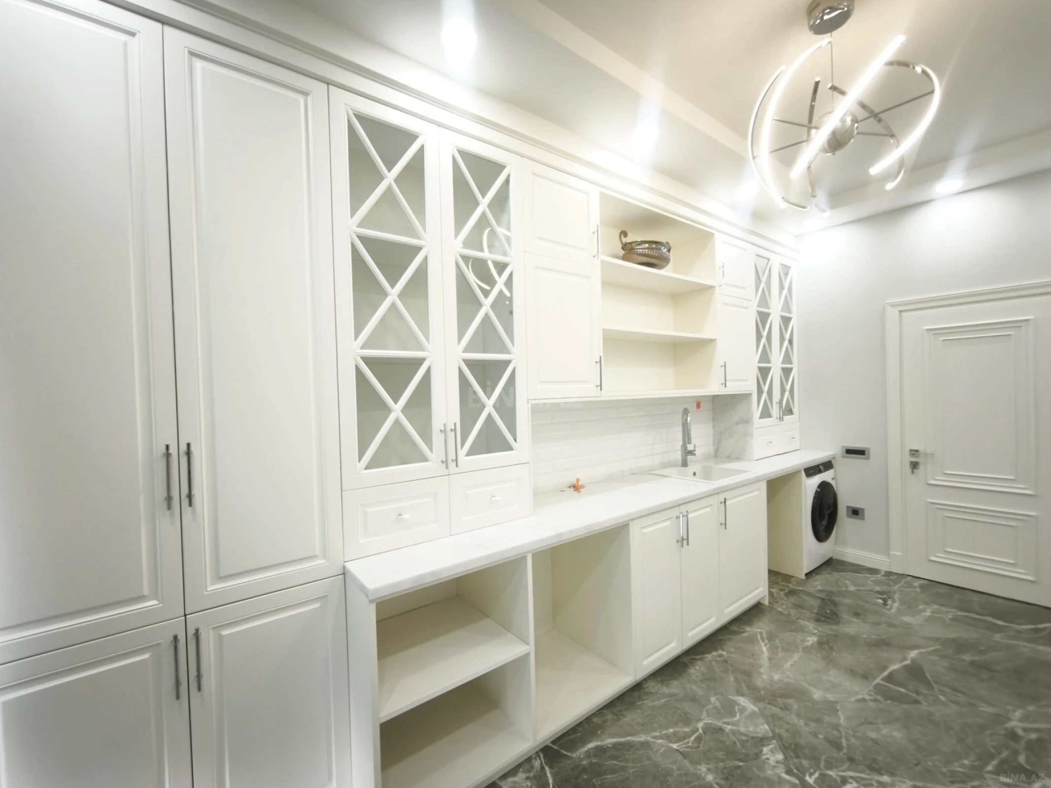 Satılır 4 otaqlı mənzil 273 m²