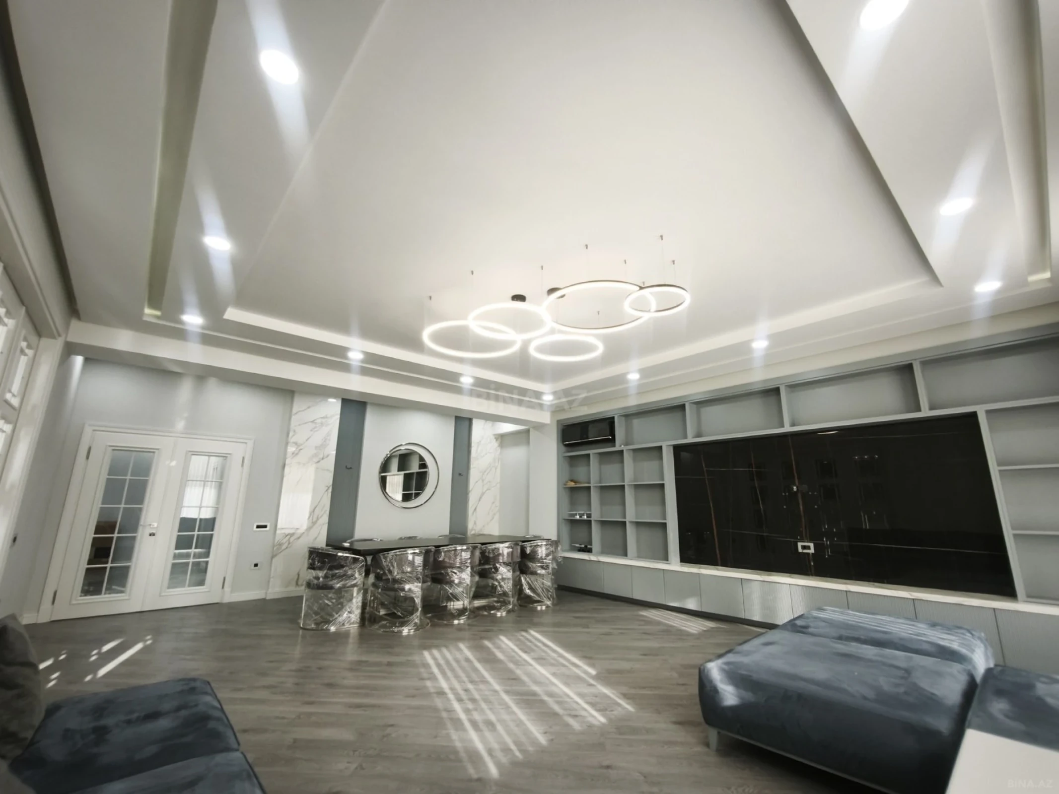 Satılır 4 otaqlı mənzil 273 m²