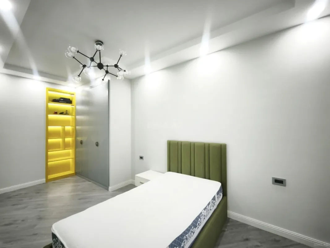 Satılır 4 otaqlı mənzil 273 m²
