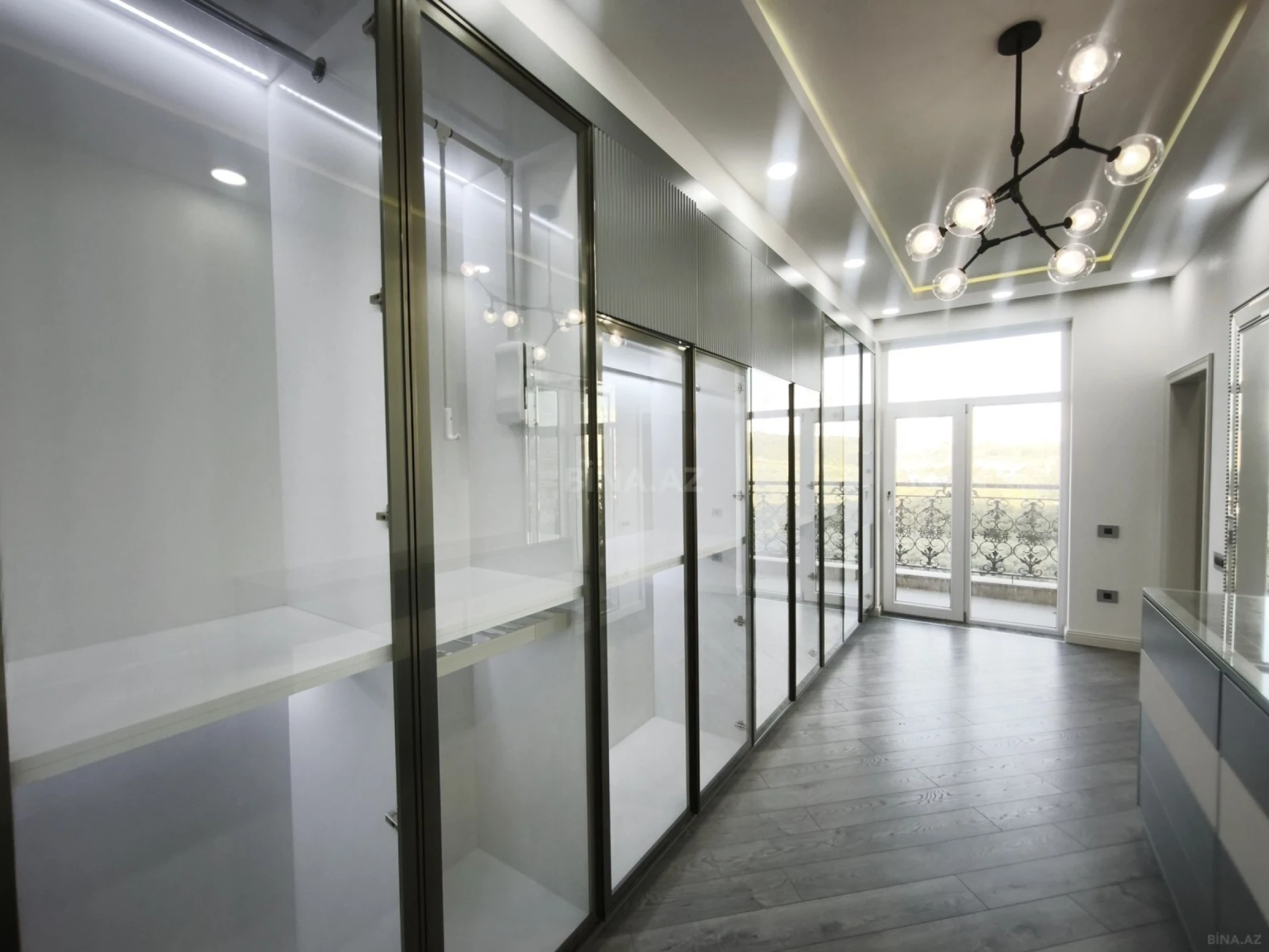 Satılır 4 otaqlı mənzil 273 m²