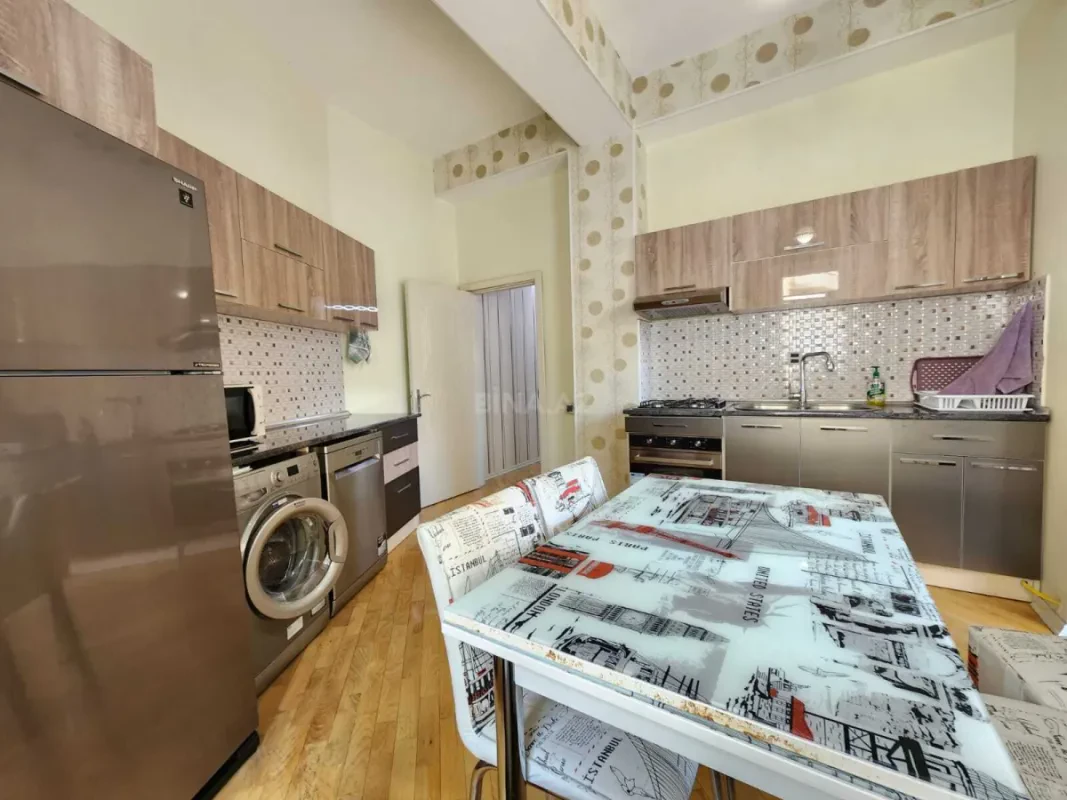 Kirayə verilir 2 otaqlı mənzil 107 m²