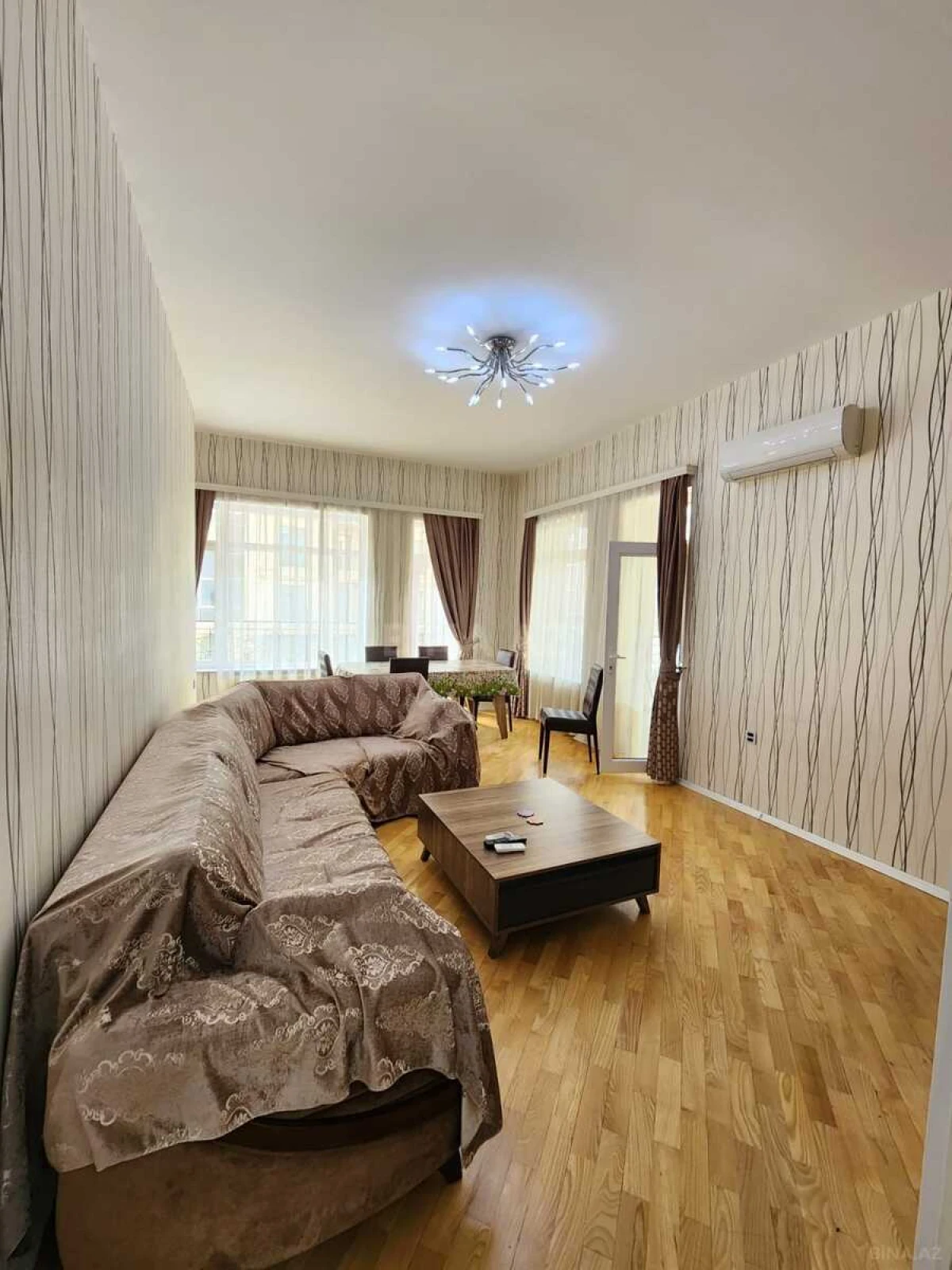 Kirayə verilir 2 otaqlı mənzil 107 m²