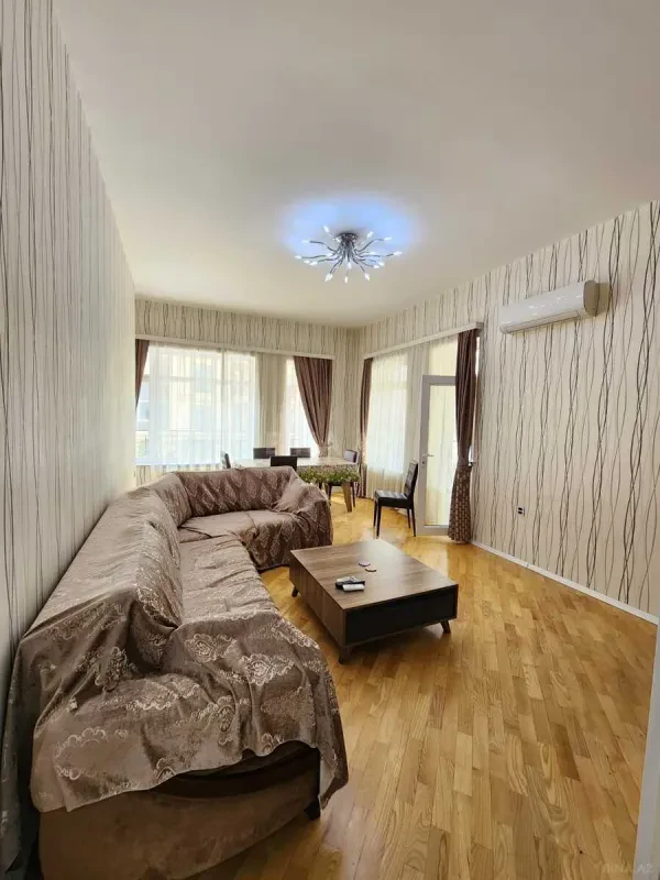 Kirayə verilir 2 otaqlı mənzil 107 m²