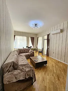 Kirayə verilir 2 otaqlı mənzil 107 m²