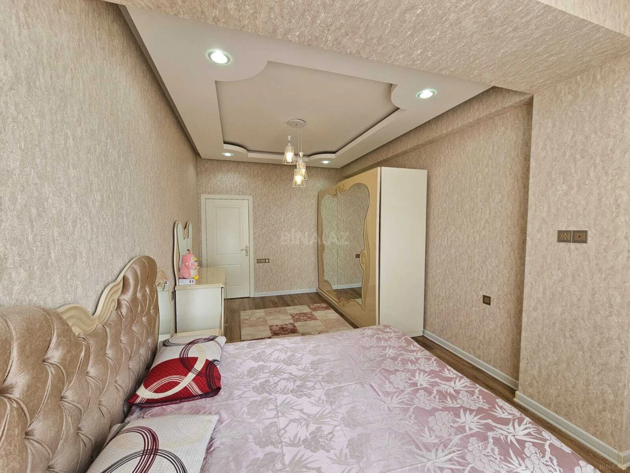 Satılır 3 otaqlı mənzil 133 m²