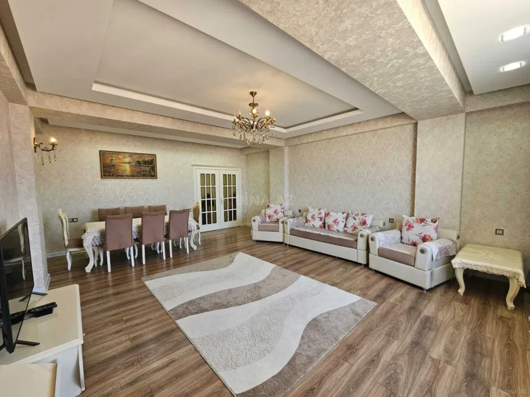 Satılır 3 otaqlı mənzil 133 m²