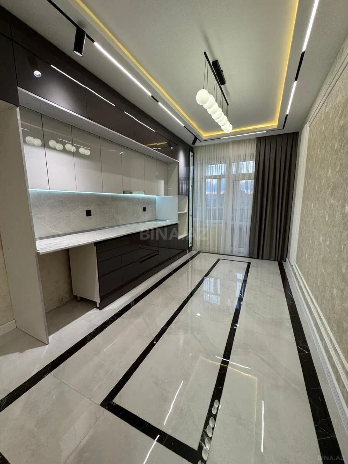 Satılır 3 otaqlı mənzil 135 m²