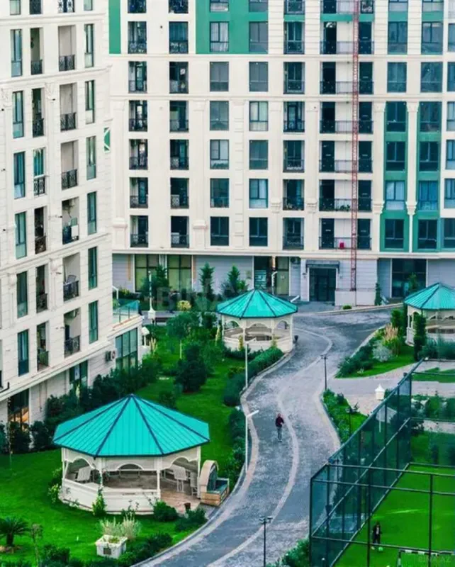 Satılır 4 otaqlı mənzil 172 m²