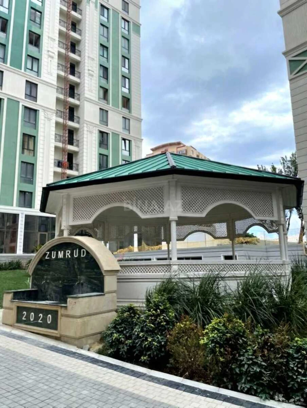 Satılır 4 otaqlı mənzil 172 m²