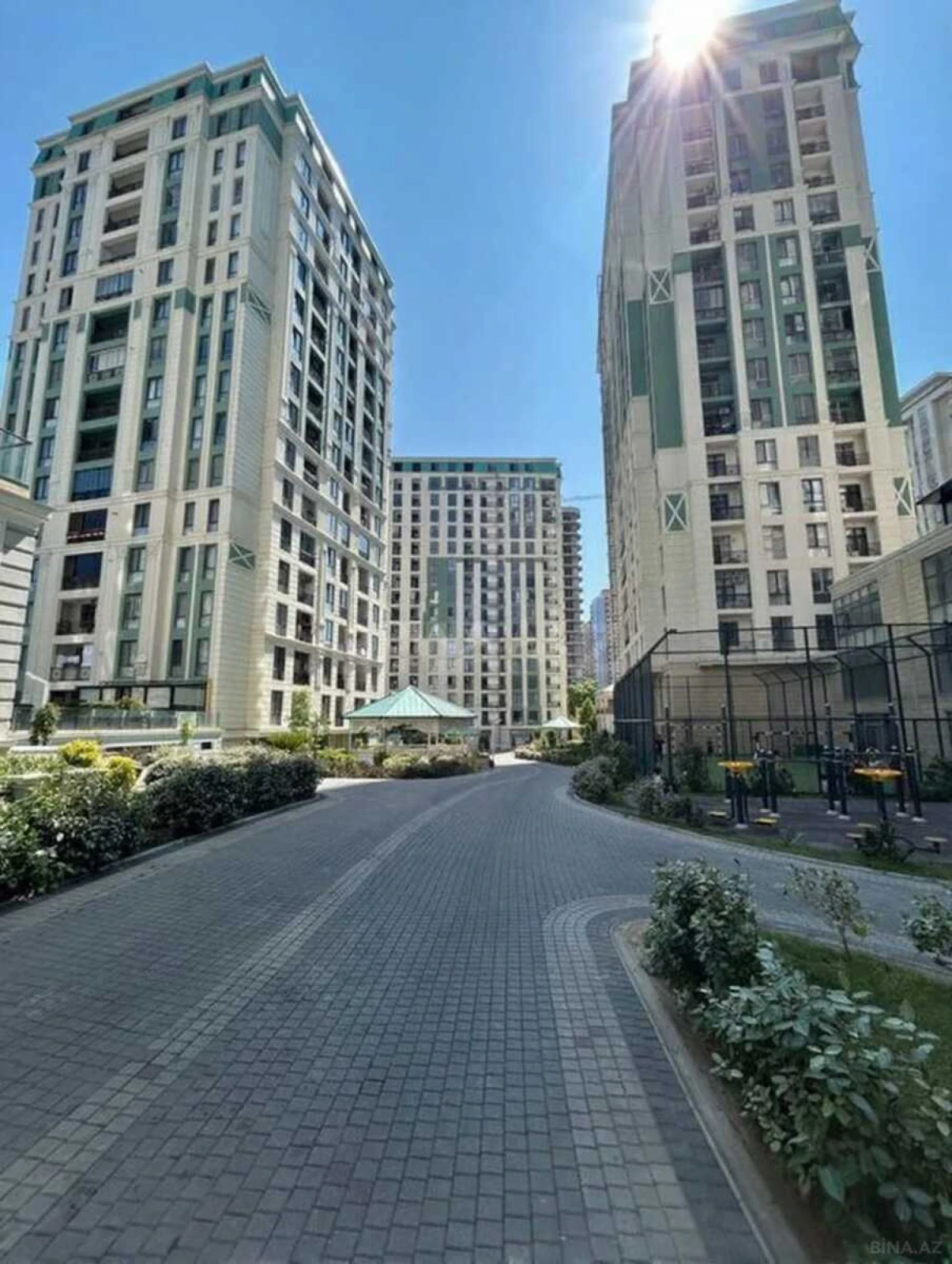 Satılır 4 otaqlı mənzil 172 m²