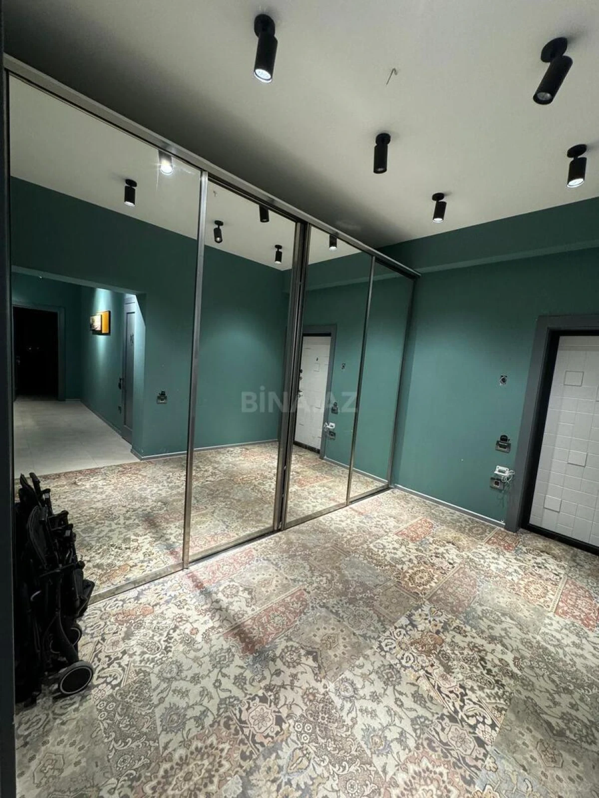 Satılır 3 otaqlı mənzil 126 m²