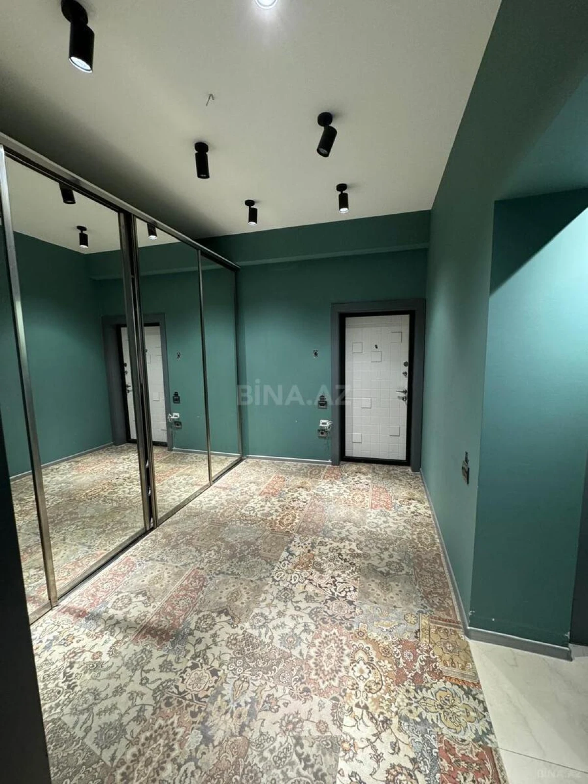 Satılır 3 otaqlı mənzil 126 m²