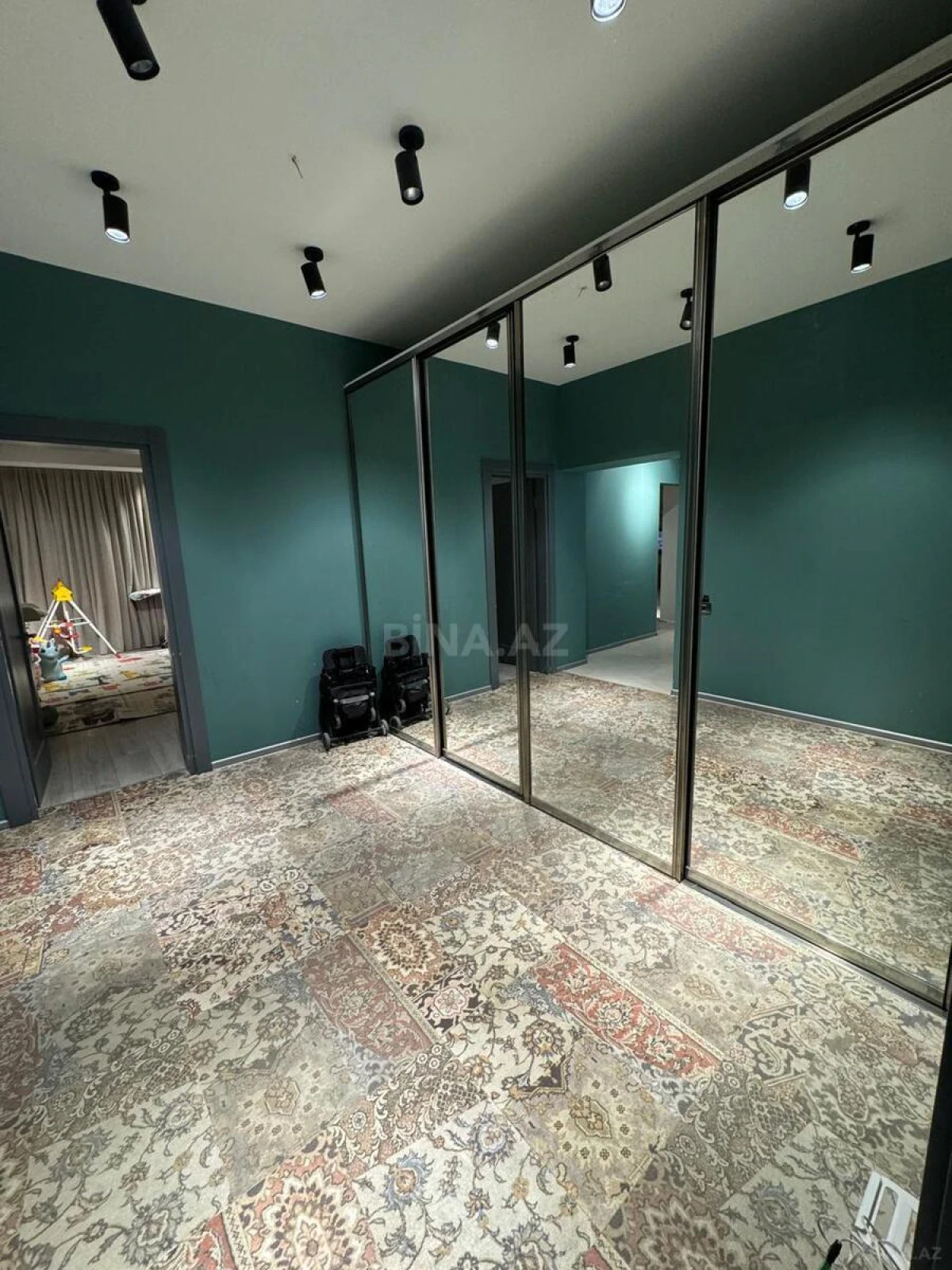 Satılır 3 otaqlı mənzil 126 m²