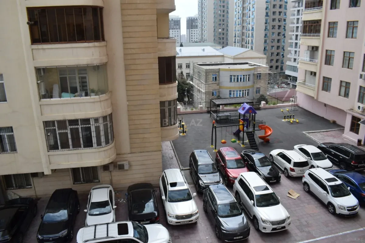 Kirayə verilir 3 otaqlı mənzil 145 m²