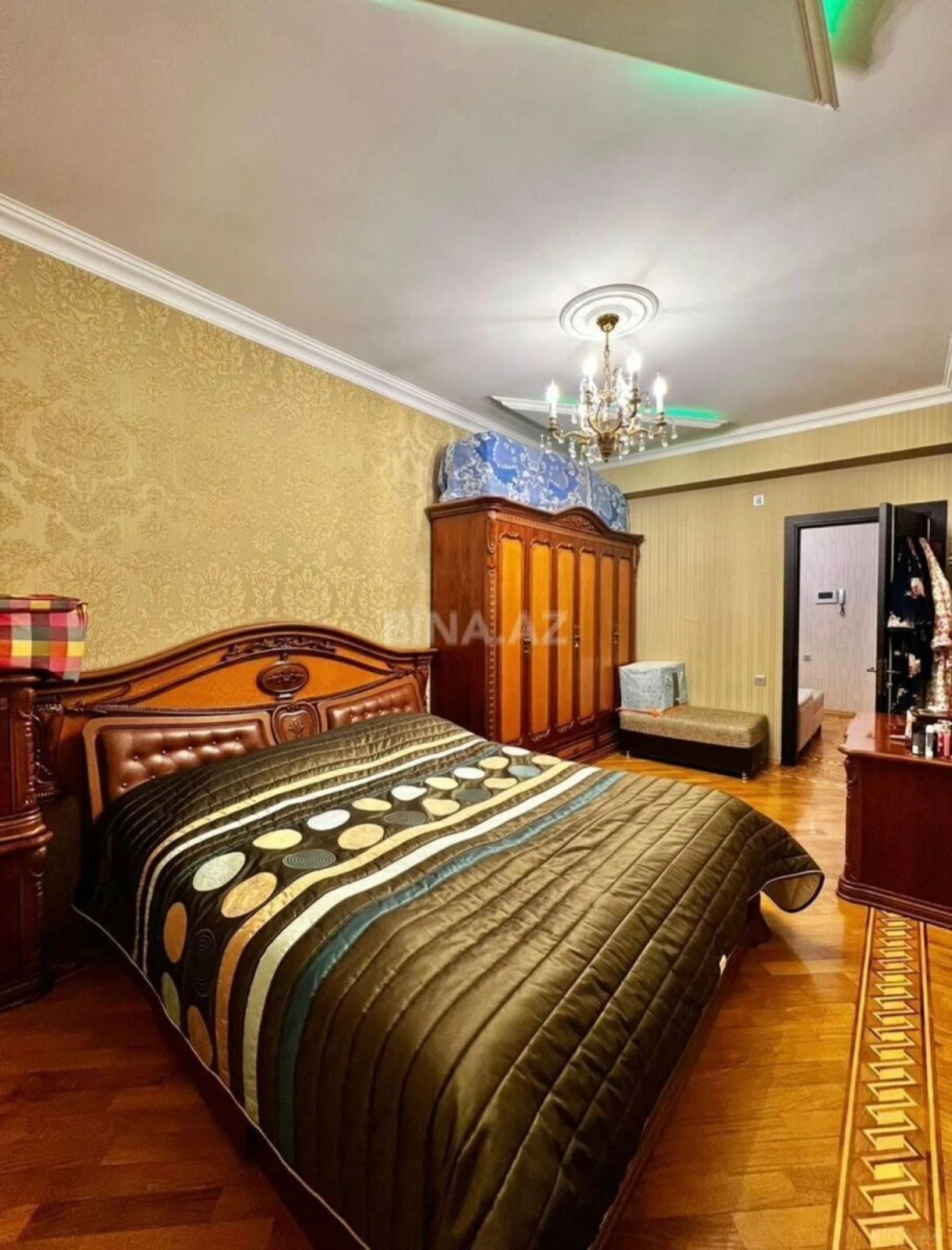 Satılır 4 otaqlı mənzil 162 m²