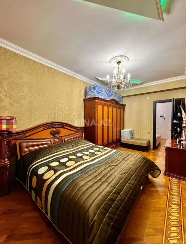 Satılır 4 otaqlı mənzil 162 m²