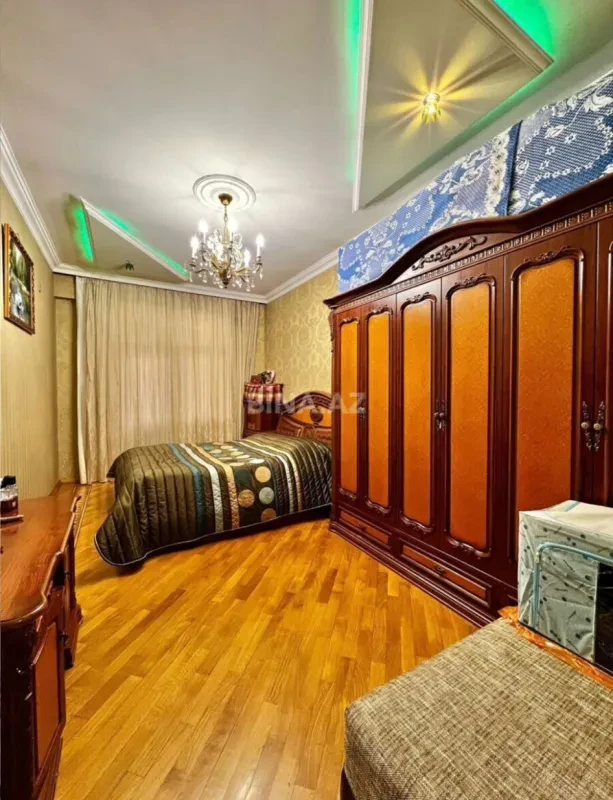 Satılır 4 otaqlı mənzil 162 m²