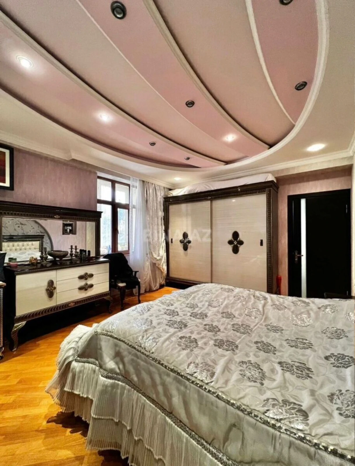 Satılır 4 otaqlı mənzil 162 m²