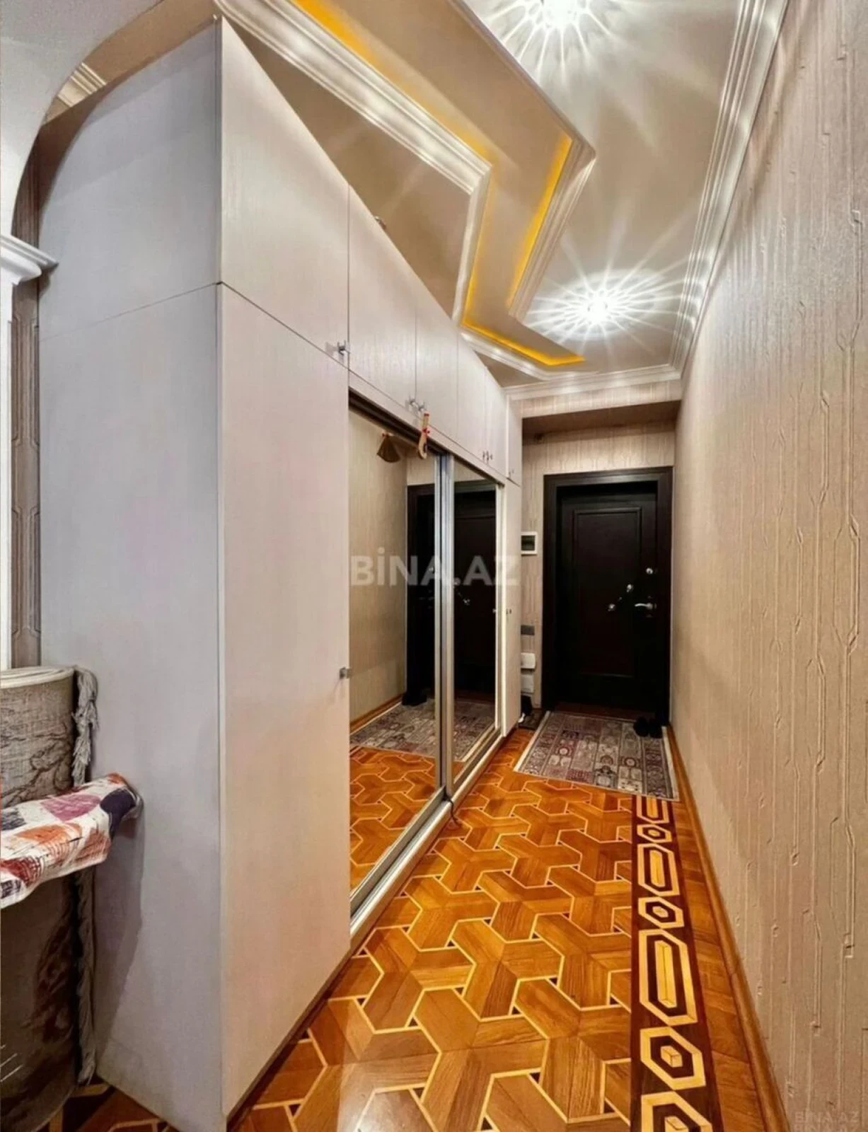 Satılır 4 otaqlı mənzil 162 m²