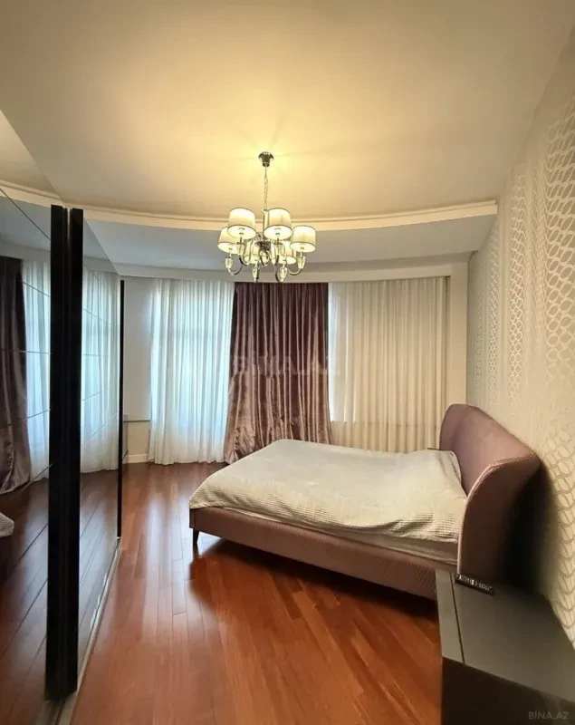 Satılır 3 otaqlı mənzil 145 m²