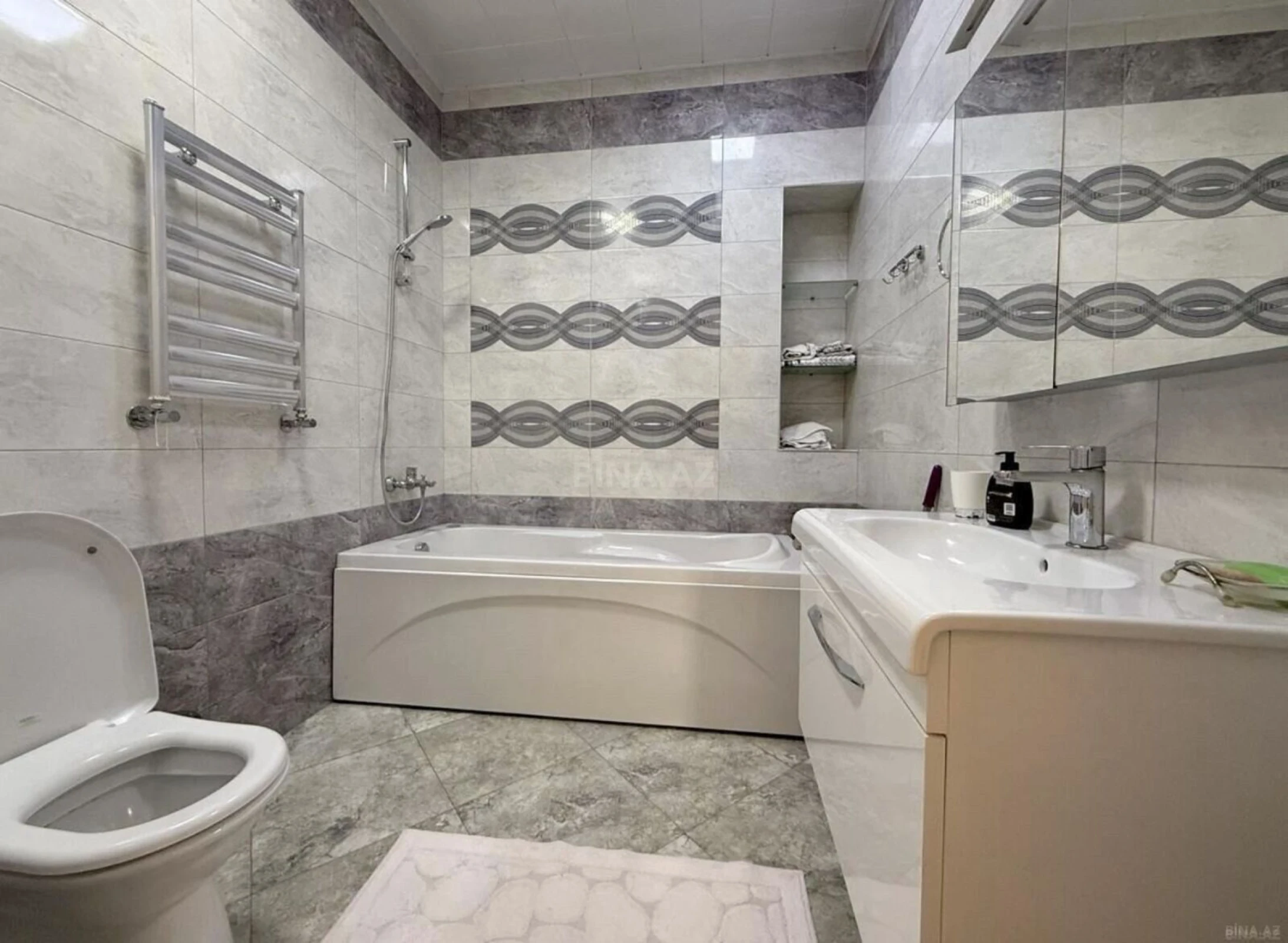 Satılır 3 otaqlı mənzil 145 m²