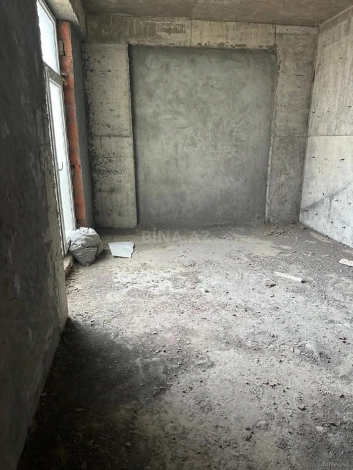 Satılır 3 otaqlı mənzil 133 m²