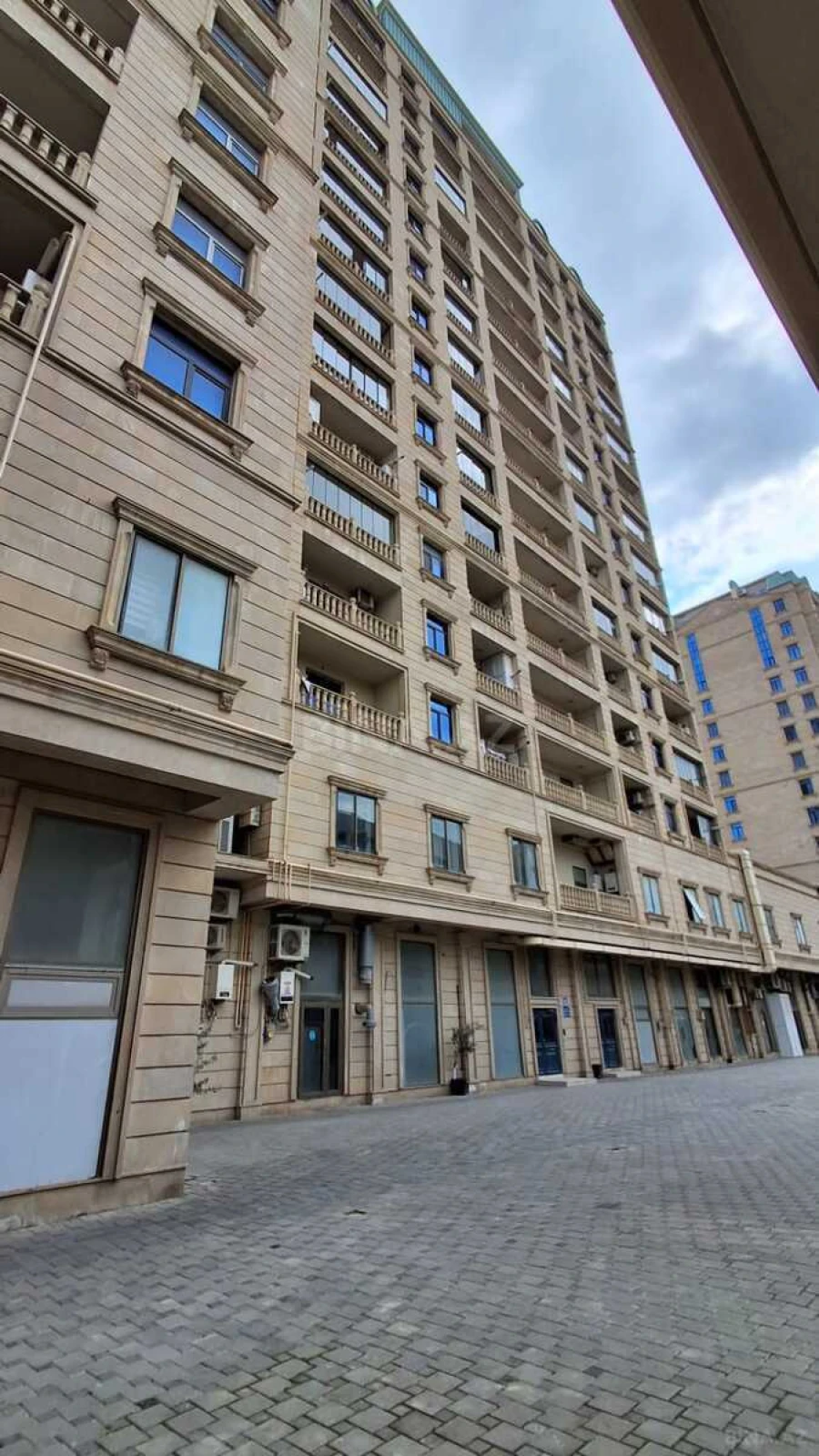 Satılır 3 otaqlı mənzil 122 m²