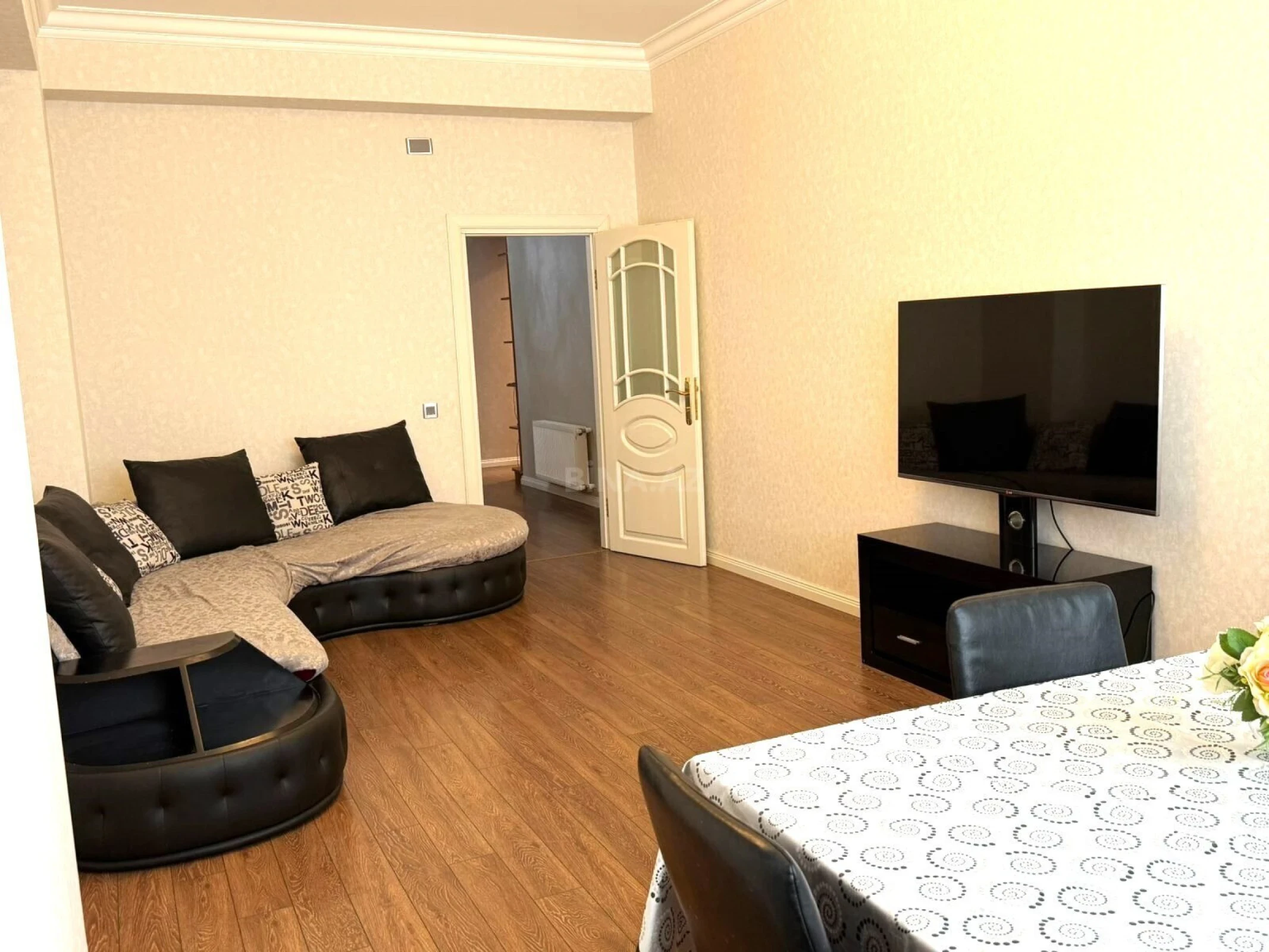 Kirayə verilir 3 otaqlı mənzil 140 m²